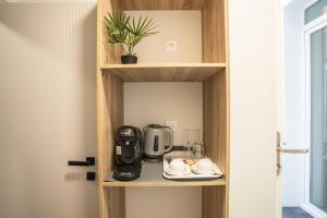 a cupboard with a coffee maker and a coffeemaker at Casa NOBIL in Alicante