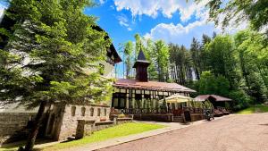 ein Gebäude mit einem Pavillon in einem Park in der Unterkunft Hotel Stavilar in Sinaia