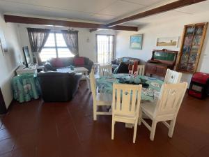 a living room with a table and chairs at 303 Kusweg Tergniet in Tergniet