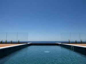 Piscina de la sau aproape de Poseidon by Deserve