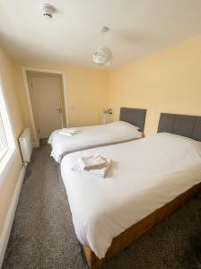 two beds in a room with twoermottermott at Jennys Bar in Mullagh +5 photos