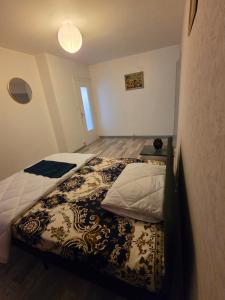 a small bedroom with a bed and a table at Jenni Guest in Dijon