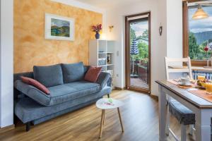 a living room with a couch and a table at Friedolin im Bärenhüsli in Titisee-Neustadt