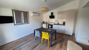 a kitchen and dining room with a table and chairs at Maison bord de Loire Logement A in Saint-Rémy-la-Varenne