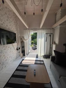 ein Wohnzimmer mit Sofa und Tisch in der Unterkunft Silja in Pärnu