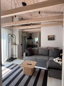 ein Wohnzimmer mit Sofa und Tisch in der Unterkunft Silja in Pärnu