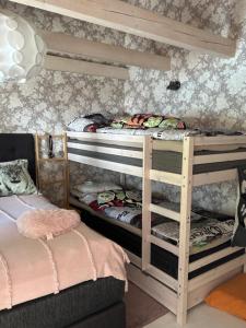 ein Zimmer mit zwei Etagenbetten und einer Couch in der Unterkunft Silja in Pärnu + 11 Fotos