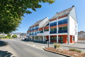 an apartment building on the side of a street at La Parenthèse Paimpolaise in Paimpol