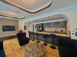 a living room with a bar and a kitchen at Hotel Montenegro in Worms