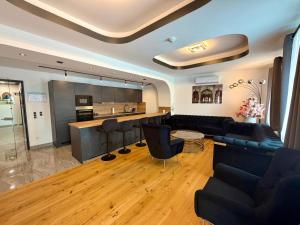 a living room with a couch and a kitchen at Hotel Montenegro in Worms