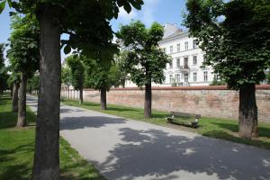um parque com um banco em frente a um edifício em Casa Nostra - Zentrale Wohnung am Augarten em Viena