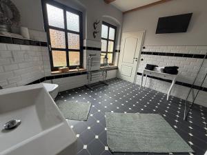 łazienka z wanną i toaletą oraz oknami w obiekcie Hotel Annablick w mieście Strausberg +49 zdjęć