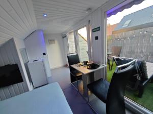 a small kitchen with a table and chairs in a room at Chambre confortable 2P avec Terasse in Ostend +18 photos