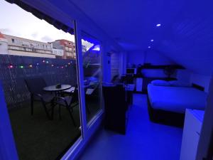 a room with a balcony with a table and a couch at Chambre confortable 2P avec Terasse in Ostend