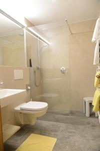 Phòng tắm tại Bikers welcome "Quality Hosts Arlberg Hotel Garni Mössmer"