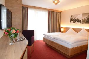 Giường trong phòng chung tại Bikers welcome "Quality Hosts Arlberg Hotel Garni Mössmer"