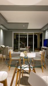 a living room with a glass table and chairs at H Molle in Cafayate