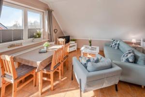 a living room with a table and a couch at Ferienwohnung Thurbruch in Zirchow
