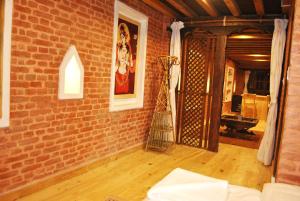 una habitación con una pared de ladrillo y un jarrón en la pared en Yamba Traditional Home, en Pātan
