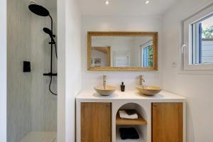 a bathroom with two sinks and a mirror at Maison d'hôtes Au Cocon de Verdure in Châteauneuf +51 photos
