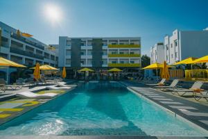 Swimmingpoolen hos eller tæt på Ryans Lolas Ibiza - Adults Only