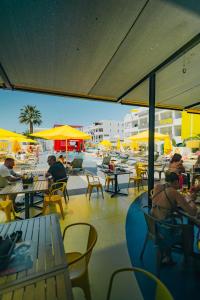 En restaurant eller et andet spisested på Ryans Lolas Ibiza - Adults Only