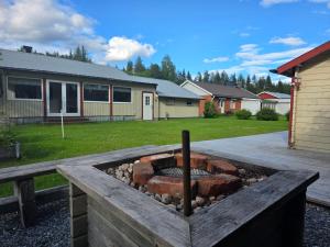 a fire pit in a yard with a house at Villa Älvskogen in Vidsel