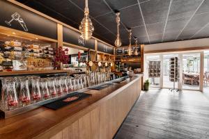a bar with glasses on the counter in a restaurant at Koning te Rijk - Residence de Eese in De Bult
