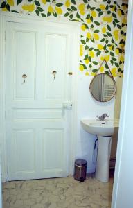 a bathroom with a sink and a door with a mirror at Maison Familiale in Reugny