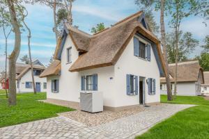 a house with a thatched roof at Fischerdorf Ferienhaus JoHann in Zirchow