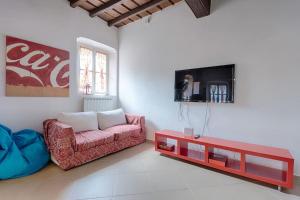 een woonkamer met een bank en een flatscreen-tv bij La tua casa nel Quadrilatero in Turijn