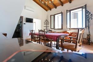 una cucina e una sala da pranzo con tavolo e sedie di Agrifiumara Villa Sofia a San Francesco di Paola