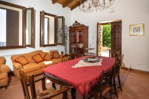 un soggiorno con un tavolo e un divano di Agrifiumara Villa Sofia a San Francesco di Paola
