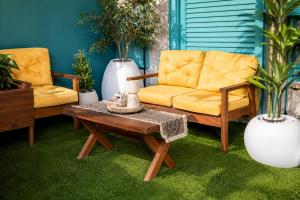 a living room with two chairs and a coffee table at האבן והים - סוויטה מדהימה עם ג'קוזי בעיר העתיקה עכו in Acre