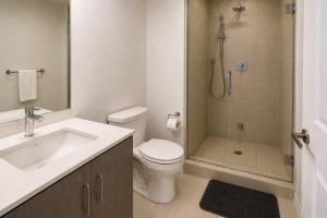 ein Badezimmer mit Dusche, Toilette und Waschbecken in der Unterkunft Simply Suites in Vaughan