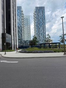 eine Person, die eine Straße mit hohen Gebäuden entlanggeht in der Unterkunft Simply Suites in Vaughan