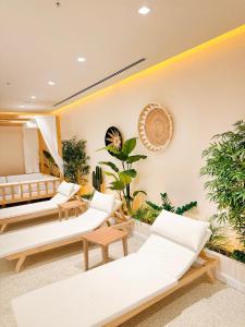 a living room with white couches and plants at Cityloft 175 in Istanbul