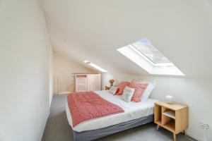 a bedroom with a bed and a skylight at Cocon au fond du jardin in Souffelweyersheim