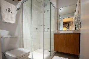 a bathroom with a shower and a toilet at ELLEVA STUDIOS | Studio moderno com coworking e rooftop em Sinop in Sinop +53 photos