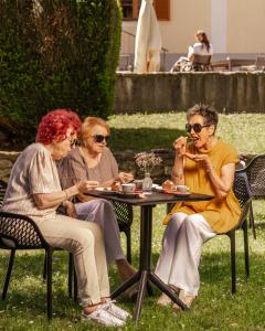 a group of three people sitting at a table at Dvorec Jeruzalem in Ivanjkovci