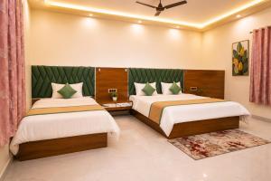 a hotel room with two beds and azeb sidx sidx sidx at Hotel Ramkesarrai in Ayodhya