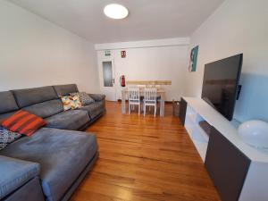 a living room with a couch and a table at Apartamento ARBEA in Ochagavía