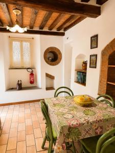 a dining room with a table and green chairs at La Piccola dimora in Gambassi Terme