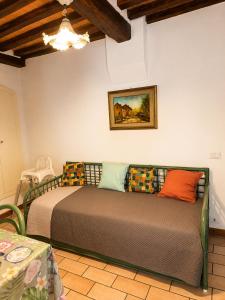 a bedroom with a bed in a room at La Piccola dimora in Gambassi Terme