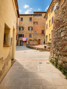 an empty alley in an old stone building at La Piccola dimora in Gambassi Terme
