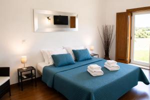 a bedroom with a bed with towels on it at Pouso Du'Vagar in Cuba +52 photos