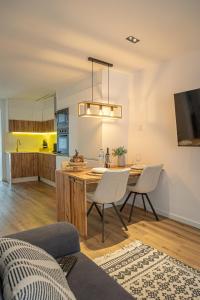 a kitchen and dining room with a table and chairs at Melissa's house in Amora
