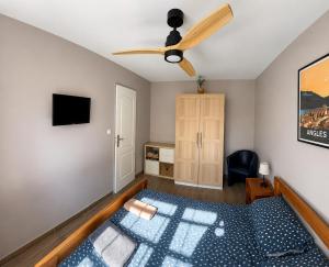 a bedroom with a bed and a ceiling fan at Entre Mer et Montagnes in Céret
