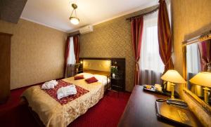 Llit o llits en una habitació de Hotel Galicja