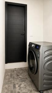 a washing machine in front of a black door at Casa Amplia con Terraza en Xalapa in Xalapa